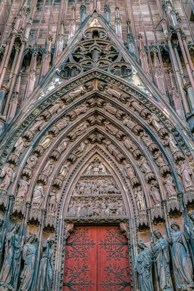Szczegóły Przodu Nad Wejściem Zewnątrz Słynnej Katedry Notre Dame Strasburgu — Zdjęcie stockowe
