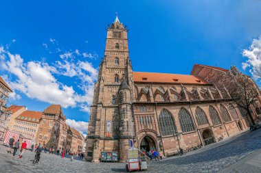 Nuremberg, Bavyera, Almanya - 30 Nisan 2023: St. Lorenz (St. Lawrence), bir ortaçağ Protestan Kilisesi, son dönem Alman Sondergotik mimarisinde 1400-1477 adet inşa etmiştir. 3 organı var.