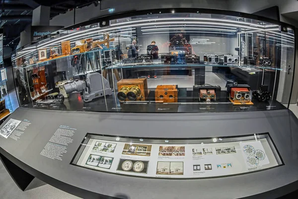ドイツのミュンヘン エイプリル社2023年29日 世界最大の科学技術博物館であるドイツ博物館に 古い写真とビデオカメラが展示されています 1903年6月28日にオスカー フォン ミラーによって設立された — ストック写真