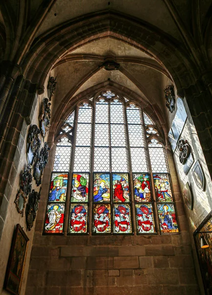 ドイツ バイエルン州ニュルンベルク 2023年4月30日 中世の福音ルーテル教会である聖ローレンツのステンドグラスが ドイツのソンドレーク建築の後期に1400年から1477年にかけて建設された 臓器が三つ — ストック写真