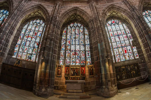 ドイツ バイエルン州ニュルンベルク 2023年4月30日 中世の福音ルーテル教会である聖ローレンツのステンドグラスが ドイツのソンドレーク建築の後期に1400年から1477年にかけて建設された 臓器が三つ — ストック写真