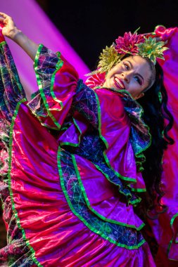 Timisoara, Romanya - 9 Temmuz 2016: Geleneksel kostüm giymiş Kolombiyalı dansçı, Uluslararası Halk Festivali, Belediye Binası tarafından düzenlenen Uluslararası Kupa Festivali 'nde.