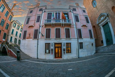 VENICE, İtalya - 16 Mart 2023: küçük Campo de la Fava meydanında tipik Venedik mimarisi. Chiesa di Santa Maria della Fava o della Consolazione ve Hotel Ai Reali de burada..