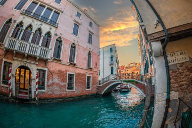 VENICE, İtalya - 16 Mart 2023: Hotel Ai Reali ile tipik Venedik mimarisi, Rio della Fava kanalı girişi, Brucke köprüsü ve Calle del Galiazzo çıkışı.