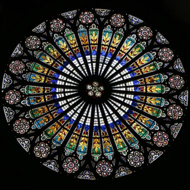 STRASBOURG, FRANCE - 3 Mayıs 2023: Rosette vitray penceresi ünlü Notre Dame Katedrali de Strasbourg 'un içi. Gotik bina, 1200 'lerden kalma. UNESCO Dünya Mirası Alanı.