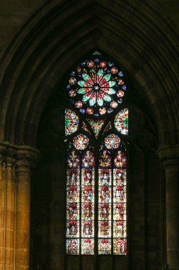 STRASBOURG, FRANCE - 3 Mayıs 2023: Ünlü Notre Dame Katedrali 'nin iç tarafındaki lekeli cam pencere. Gotik bina, 1200 'lerden kalma. UNESCO Dünya Mirası Alanı.