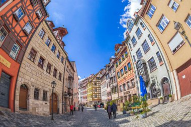 NUREMBERG, ALMANY - 30 Nisan 2023 Weissgerbergasse, 22 ortaçağ yarı ağaçlandırılmış eski evi olan bir sokak. Bugünün en iyi korunmuş caddelerinden biri eski zanaatkârların mahallesi..