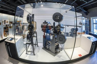 MUNCHEN, GERMANY - 29 Nisan 2023: Dünyanın en büyük bilim ve teknoloji müzesi olan Deutsches Müzesi 'nde sergilenen eski fotoğraf ve video kameralar. 28 Haziran 1903 'te Oskar von Miller tarafından kuruldu..