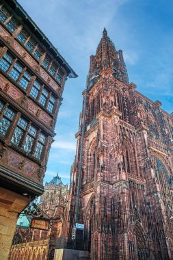 STRASBOURG, FRANCE - 3 Mayıs 2023: Maison Kammerzell Katedrali Place de la Katedrali, ortaçağ yarı keresteli evi ve Notre Dame Katedrali de Strasbourg 'un 1200' lerden kalma dış görünüşü.