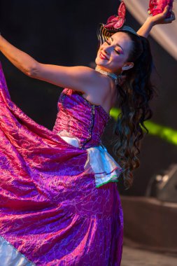 Timisoara, Romanya - 9 Temmuz 2016: Geleneksel kostüm giymiş Kolombiyalı dansçı, Uluslararası Halk Festivali, Belediye Binası tarafından düzenlenen Uluslararası Kupa Festivali 'nde.