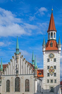 Marienplatz, Münih, Bavyera, Almanya 'daki Old Town Hall, Münih' teki şehir yönetiminin temsilci binası. 1470-1475 yılları arasında Jrg von Halsbach tarafından Gotik tarzda inşa edildi..