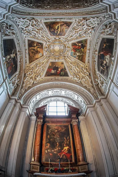 オーストリアのザルツブルグ エイプリル27 2023 中世のザルツブルク大聖堂の内部 聖ルパートと聖ヴェルギリウスに捧げられた17世紀のバロック様式の大聖堂 宝亀3年 774年 養和元年 — ストック写真