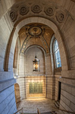 NEW YORK, ABD-MARCH 7. 2020: Halk Kütüphanesi 'nin iç manzarası. 53 milyon parça ve 92 yer ABD' deki ikinci en büyük halk kütüphanesi ve dünyanın üçüncü büyük kütüphanesi..