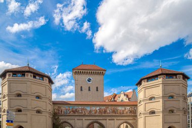 MUNCHEN, GERMANY - 29 Nisan 2023: Marienplatz 'da bulunan Yeni Belediye Binası' nın (Almanca: Neues Rathaus) iç avlusu. Belediye meclisi de dahil olmak üzere şehir yönetimine ev sahipliği yapıyor..