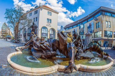NUREMBERG, BAVARIA, GERMANY - 29 Nisan 2023: Evlilik Atlıkarınca Yuvarlak (Ehekarussell), evliliğin ölümden ölüme evrelerini temsil eden tuhaf bir heykel, sanatçı Jurgen Weber tarafından yapılan. 