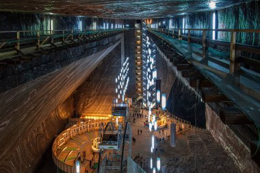 TURDA, ROMANIA - 28 Mayıs 2022: Salina Turda 'nın İçi 1992 yılında Turda' nın Durgau-Valea Sarata bölgesinde bir tuz madeni açıldı..