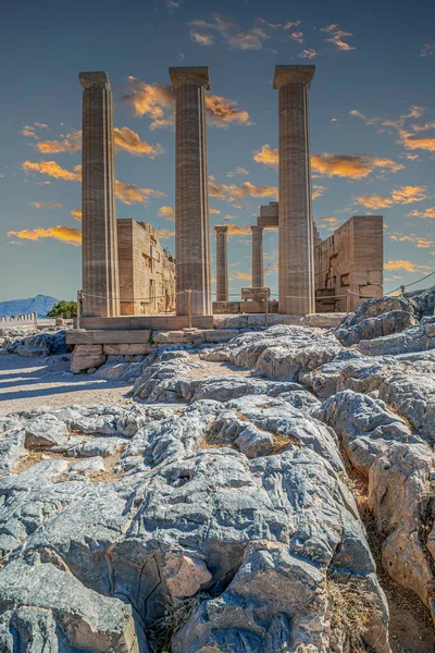 リンドスのアクロポリスにあるアテナ リンディアの古代神殿の遺跡は 紀元前4世紀に前後4つのドリック柱を備えたアンペシュタイルに建てられました — ストック写真