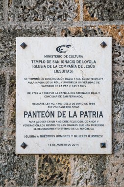 SANTO DOMINGO, DOMINICAN REPUBLIC - 13 Mart 2020: Panteon de la Patria anısına bir anıt plaket, tarihinin seçkin karakterlerinin kalıntılarının korunduğu bir anıt mezar.
