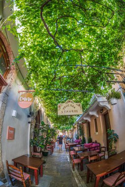 RETHYMNO, CRETE Adaları, GREECE - 19 Haziran 2021: Şehrin tarihi merkezinde yer alan turistlerle küçük ve resimli sokak terasları.