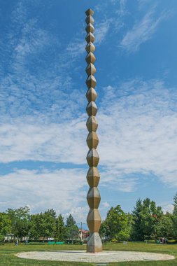 TARGU JIU, ROMANIA-JULY 23 Temmuz 2020: Sonsuz Sütun (Sonsuz Sütun) Romanya 'nın Targu Jiu kentinde Constantin Brancusi tarafından yapıldı. Birinci Dünya Savaşı 'ndaki Romen askerlerinin sonsuz fedakarlığını simgeliyor..