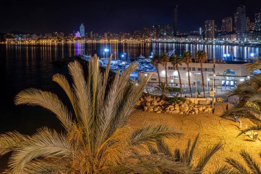 BENIDORM, İspanya - 18 AĞUSTOS 2020: Akdeniz Balkonundan Benidorm 'un şehir manzarasının panoramik gece manzarası. Şehir İspanya 'nın Manhattan' ı olarak kabul edilir..