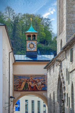 SALZBURG, AUSTRIA - 27 APR. 2023: Katedral Meydanı (Domplatz) ile Marian Sütun Heykeli ve Bakire Meryem Heykeli. Meryem Ana 'nın (Mariensaule) heykeli meydanın merkezindedir.