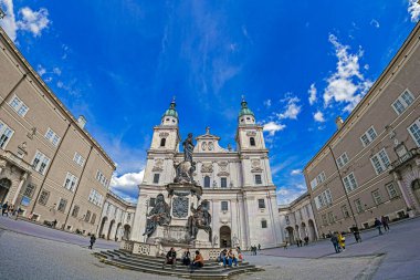 SALZBURG, AUSTRIA - 27 APR. 2023: Katedral Meydanı (Domplatz) ile Marian Sütun Heykeli ve Bakire Meryem Heykeli. Meryem Ana 'nın (Mariensaule) heykeli meydanın merkezindedir.