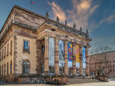STRASBOURG, FRANCE - 3 Mayıs 2023: Opera National du Rhin, 1821 'de inşa edildi ve 1873' te yeniden inşa edildi. Strasbourg 'daki Opras' ı, Du Rhin 'deki Mulhouse' u ve Opra Stüdyosu 'ndaki Colmar' ı içerir..