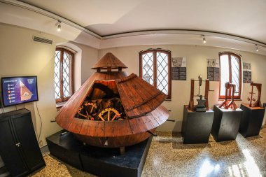 Venedik, İtalya-18 Mart 2023 Leonardo da Vinci Müzesi 'nin içinde. Leonardo da Vinci 'nin tasarımlarına dayalı gerçek boyutta bir makine koleksiyonu. Tüm makineler çalışır ve birçoğu denenebilir..