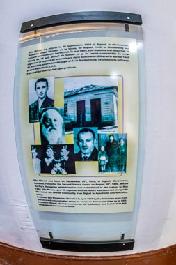 SIGHETU MARMATIEI, ROMANIA - 19 Eylül 2020: Elie Wiesel anıt evinin içi. Yahudi bir ailede doğmuş, Amerikalı bir yazar, soykırımdan kurtulmuş, 1986 yılında Nobel Barış Ödülü 'nü kazanmış..