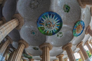 BARCELONA, SPAIN-FEB. 28, 2022: The Hypostyle Hall of the Hundred Columns, 86 sütunla Antoni Gaudi tarafından tasarlanan Parc Guell 'in merkez terasını destekliyor. UNESCO Dünya Mirası Alanı