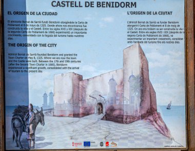 BENIDORM, COSTA BLANCA, SPAIN - 13 AĞUSTOS 2020: 23 metrelik Akdeniz Balkonunun bulunduğu Benidorm adasının ve kentin ortaçağ tarihi hakkında bilgilendirici turizm kurulu.