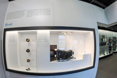 MUNICH, Almanya - 29 Nisan 2023: Dünyanın en büyük bilim ve teknoloji müzesi olan Deutsches Müzesi 'nde sergilenen eski fotoğraf ve video kameralar. 28 Haziran 1903 'te Oskar von Miller tarafından kuruldu..