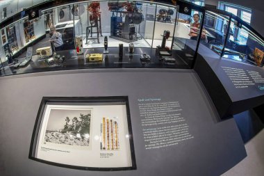 MUNICH, Almanya - 29 Nisan 2023: Dünyanın en büyük bilim ve teknoloji müzesi olan Deutsches Müzesi 'nde sergilenen eski fotoğraf ve video kameralar. 28 Haziran 1903 'te Oskar von Miller tarafından kuruldu..
