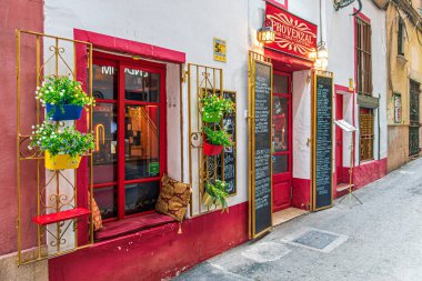 PALMA de MALLORCA, Balearik Adaları, İSPAN - 18 Eylül 2023: Palma kentindeki bar, tapas ve geleneksel şekerleme.