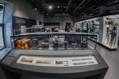 MUNICH, Almanya - 29 Nisan 2023: Dünyanın en büyük bilim ve teknoloji müzesi olan Deutsches Müzesi 'nde sergilenen eski fotoğraf ve video kameralar. 28 Haziran 1903 'te Oskar von Miller tarafından kuruldu..