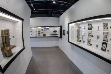 MUNICH, Almanya - 29 Nisan 2023: Dünyanın en büyük bilim ve teknoloji müzesi olan Deutsches Müzesi 'nde sergilenen eski fotoğraf ve video kameralar. 28 Haziran 1903 'te Oskar von Miller tarafından kuruldu..