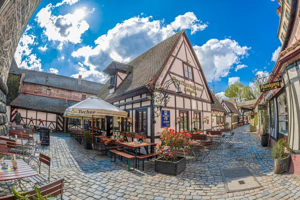 ナレッジ ゲルマン Apr 2023 古い町のロマンチックなドイツの村ハンガーホフにあるクラフトマンコートヤード 中世の伝統工芸店や素朴なレストランが並ぶショッピングエリア — ストック写真
