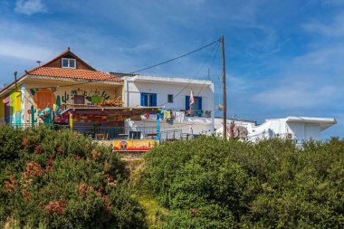 ALONISSOS, GREECE - 24 AĞUSTOS 2023: Kuzey Sporades ada grubunun bir parçası olan batı Ege Denizi 'ndeki bir Yunan adası olan Alonissos' taki bir evde güzel bir dekorasyon.