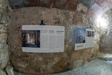 PALMA de MALLORCA, İSPA - 22 SEP 2023: Palma de Mallorca, İspanya 'daki Arap hamamlarında açıklamalar. XI yüzyıldan kalma tarihler, Can Fontirroig bahçelerinde yer alıyor..