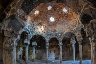 İspanya 'nın Palma de Mallorca şehrinde bulunan ve 16. yüzyıldan kalma Arap hamamlarının iç kısımları Can Fontirroig bahçelerindedir. 12 sütunlu merkez oda sıcak banyolar için tasarlanmıştı..