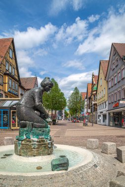 Heidenheim an der Brenz, Almanya - 7 Mayıs 2023: Knpfleswascherin Fountain Elmar-Doch-Haus meydanının önünde yer almaktadır. 1984 'te heykeltıraş Albrecht Kneer tarafından bronzdan yapılmıştır..