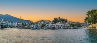 Skiathos, SPORADES Adaları, GREECE - 24 AĞUSTOS 2023: Belvedere Skiathos eski limanı ile panoramik manzara.