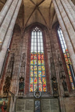 Nuremberg, Bavyera, Almanya - 30 Nisan 2023: Geç dönem Alman Sondergotik mimarisinde bir Ortaçağ Protestan Kilisesi olan St. Lorenz 'in (St. Lawrence) lekeli camları. 3 organı var.