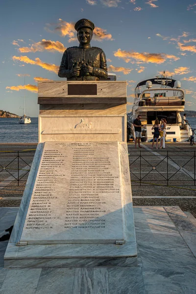 stock image Skiathos, Sporades islands, Greece - August 20, 2023: Monument of Lieutenant General Vassilis Laskos from old port of Skiathos, submarine commander of RHS Katsonis (N 16), dead on 14 September 1943.