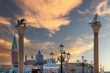 16 Mart 2023, Piazzetta S. Marco 'da Colonna di San Todaro ve Colonna di San Marco. Arka planda Bazilica San Giorgio Maggiore.