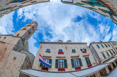DUBROVNIK, CROATIA - 14 Ağustos 2022: Ortaçağ binaları ve Stradun Caddesi 'ndeki kireçtaşı kaldırımlı yayanın bayrağı.
