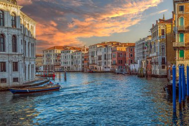VENICE, İtalya - 16 Mart 2023: Rialto Köprüsü 'nden (Ponte di Rialto) Palazzo dei Camerlenghi, Palazzo Civran, Palazzo Bolani Erizzo, Palace Smith Mangilli Valmarana.