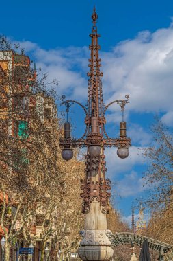 BARCELONA, CATALONIA, SPAIN - 27 Şubat 2022: Farola 'nın Detayları (1909) mimarı Pere Falqus i Urpi, Gaud Bulvarı' ndaki tarihi bir sanat direği.