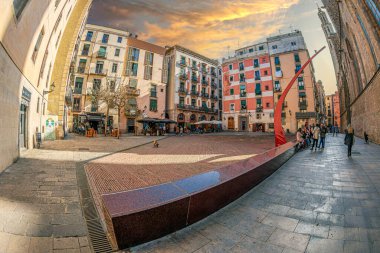 BARCELONA, SPAIN - 27 Şubat 2022: Plaza Fossar de les Moreres, 1714 Veraset Savaşı 'nda ölen Frederic Soler' in anısına bir anıt, bir alev ve oyulmuş şiiri ile anıt meydanı.